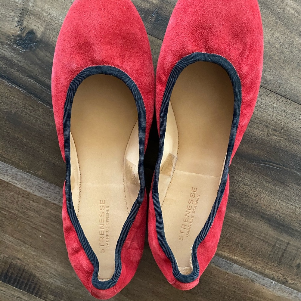 Strenesse flats Sz 9, New Smoke and pet free home